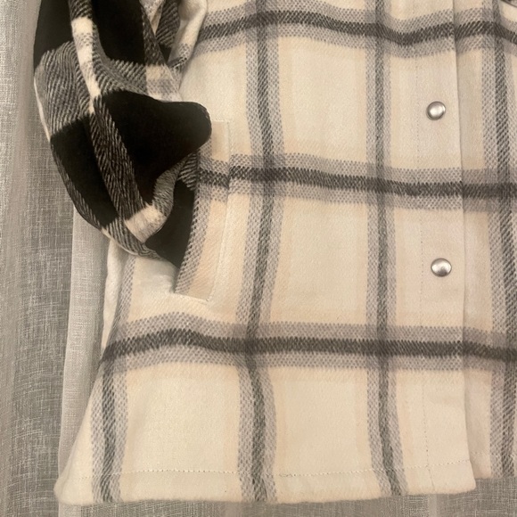 H&M Soft Plaid Oversized Shacket - Picture 2 of 4